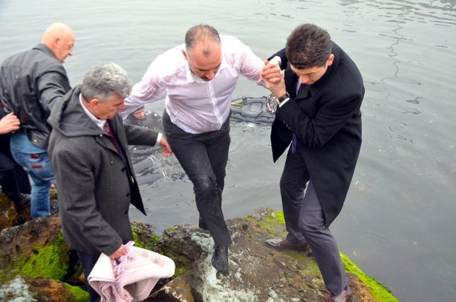 Kocaeli'de belediye başkanı bir anda denize atladı! - 11