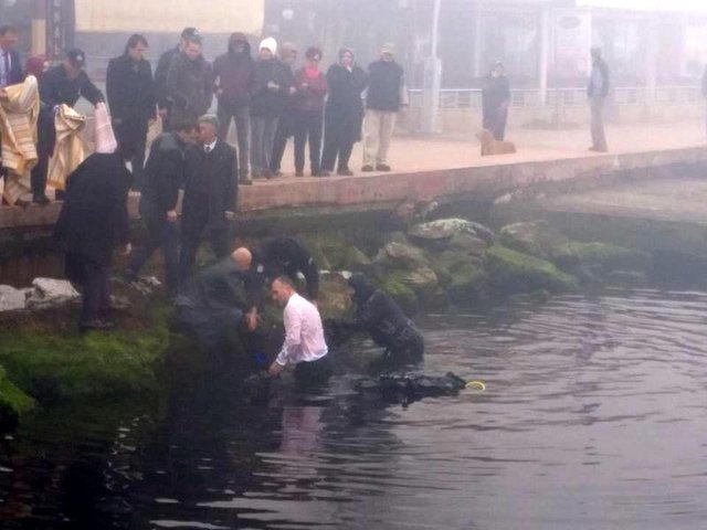 Kocaeli'de belediye başkanı bir anda denize atladı! - 14