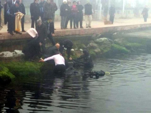 Kocaeli'de belediye başkanı bir anda denize atladı! - 13