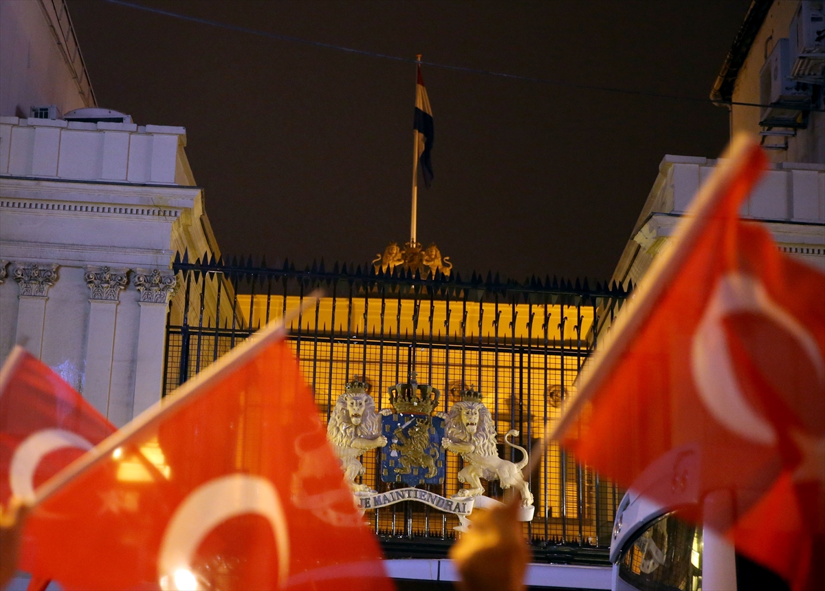 Hollanda'nın İstanbul Başkonsolosluğu önünde protesto! - 596