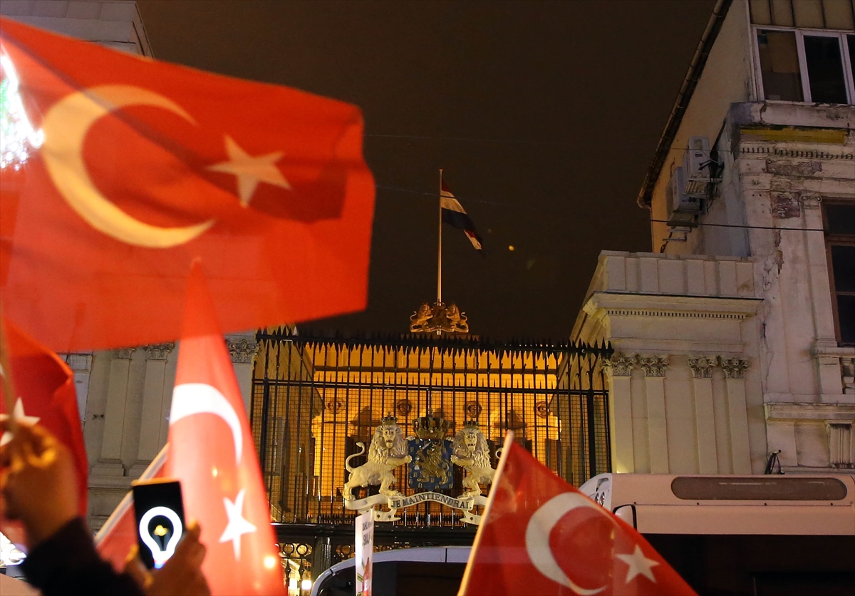 Hollanda'nın İstanbul Başkonsolosluğu önünde protesto! - 947
