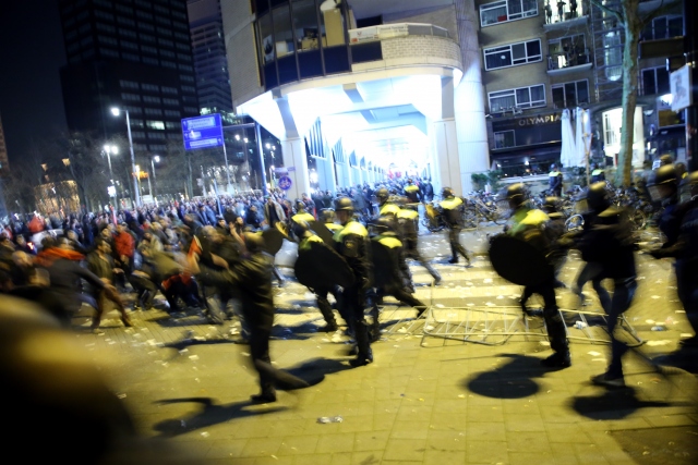 Hollanda'da Türk vatandaşlarına polis köpekli müdahale - 7