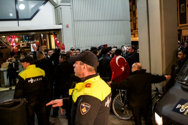 Hollanda'da Türk vatandaşlarına polis köpekli müdahale - 13