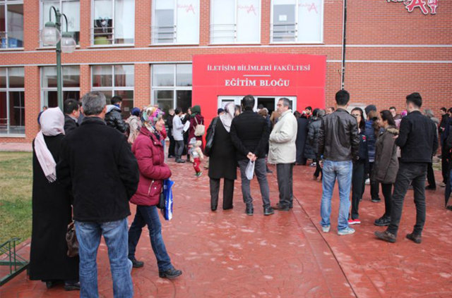 YGS sınavını kaçıranlar gözyaşlarına boğuldu - 2