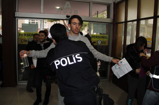 YGS sınavını kaçıranlar gözyaşlarına boğuldu - 3