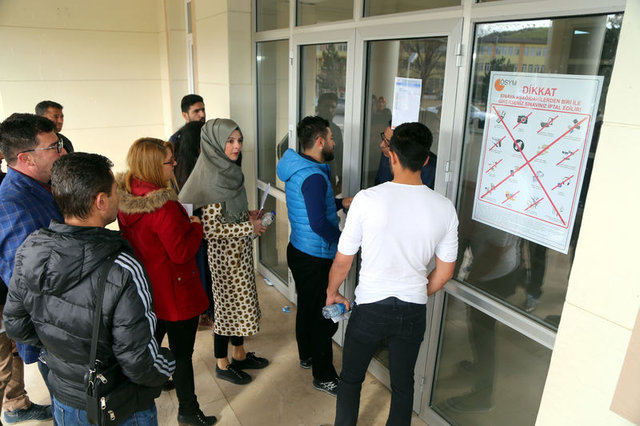 YGS sınavını kaçıranlar gözyaşlarına boğuldu - 26