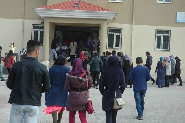 YGS sınavını kaçıranlar gözyaşlarına boğuldu - 32