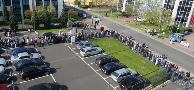 Almanya'daki sandıklarda uzun kuyruklar oluştu - 2