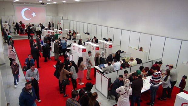 Almanya'daki sandıklarda uzun kuyruklar oluştu - 9