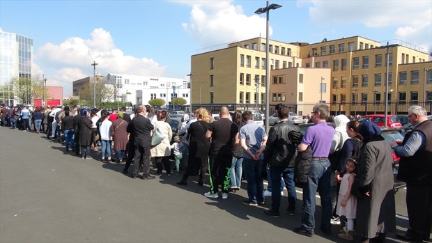 Almanya'daki sandıklarda uzun kuyruklar oluştu - 6