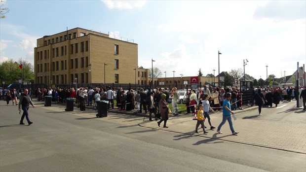 Almanya'daki sandıklarda uzun kuyruklar oluştu - 10