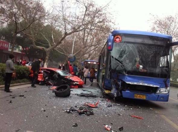 Ferrari ortadan ikiye bölündü! Son halini görenler şok oldu - 10