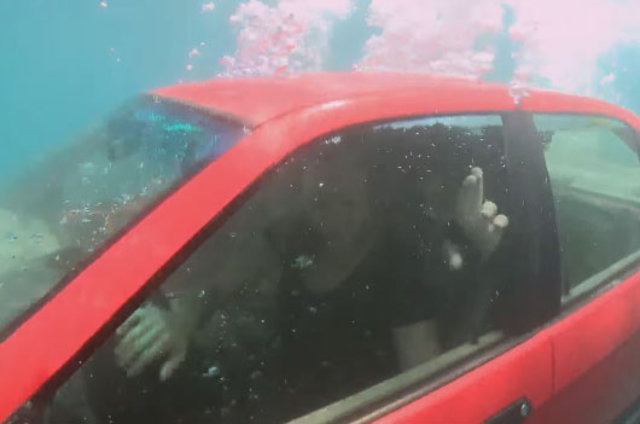 Kilitli bir arabadan anahtarsız nasıl çıkarsınız? - 9