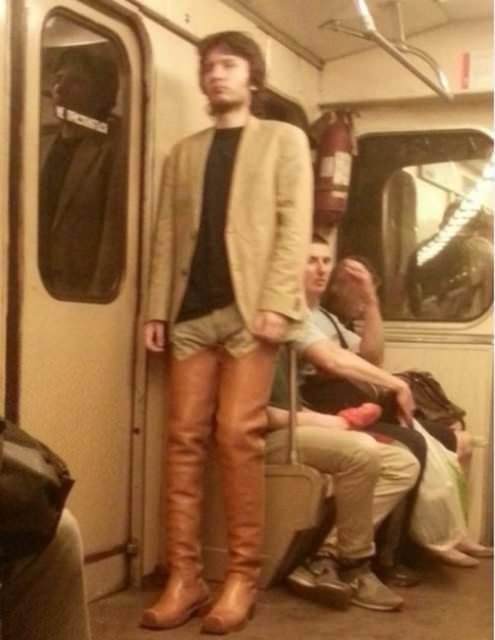 Metroda ilginç görüntü! Bu kadarı da 'pes' dedirtti! - 2