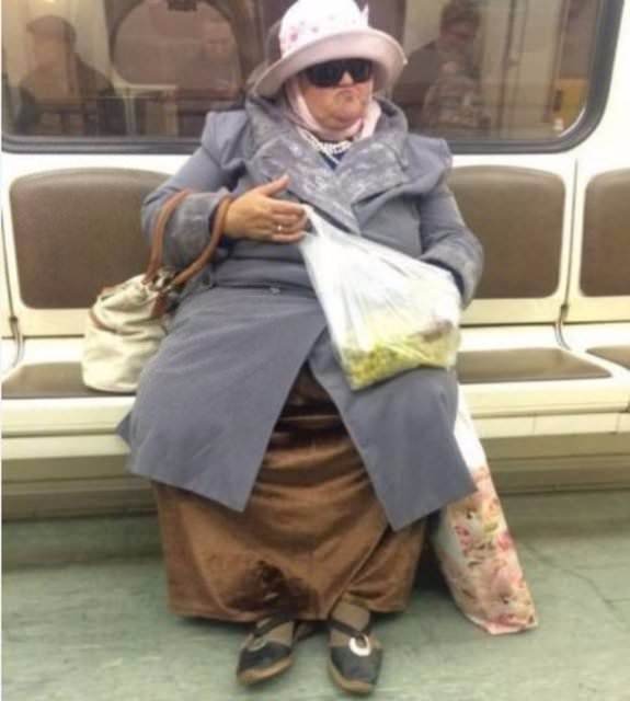 Metroda ilginç görüntü! Bu kadarı da 'pes' dedirtti! - 19