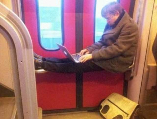 Metroda ilginç görüntü! Bu kadarı da 'pes' dedirtti! - 21