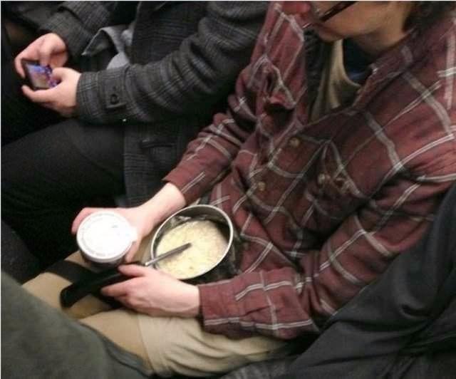 Metroda ilginç görüntü! Bu kadarı da 'pes' dedirtti! - 28