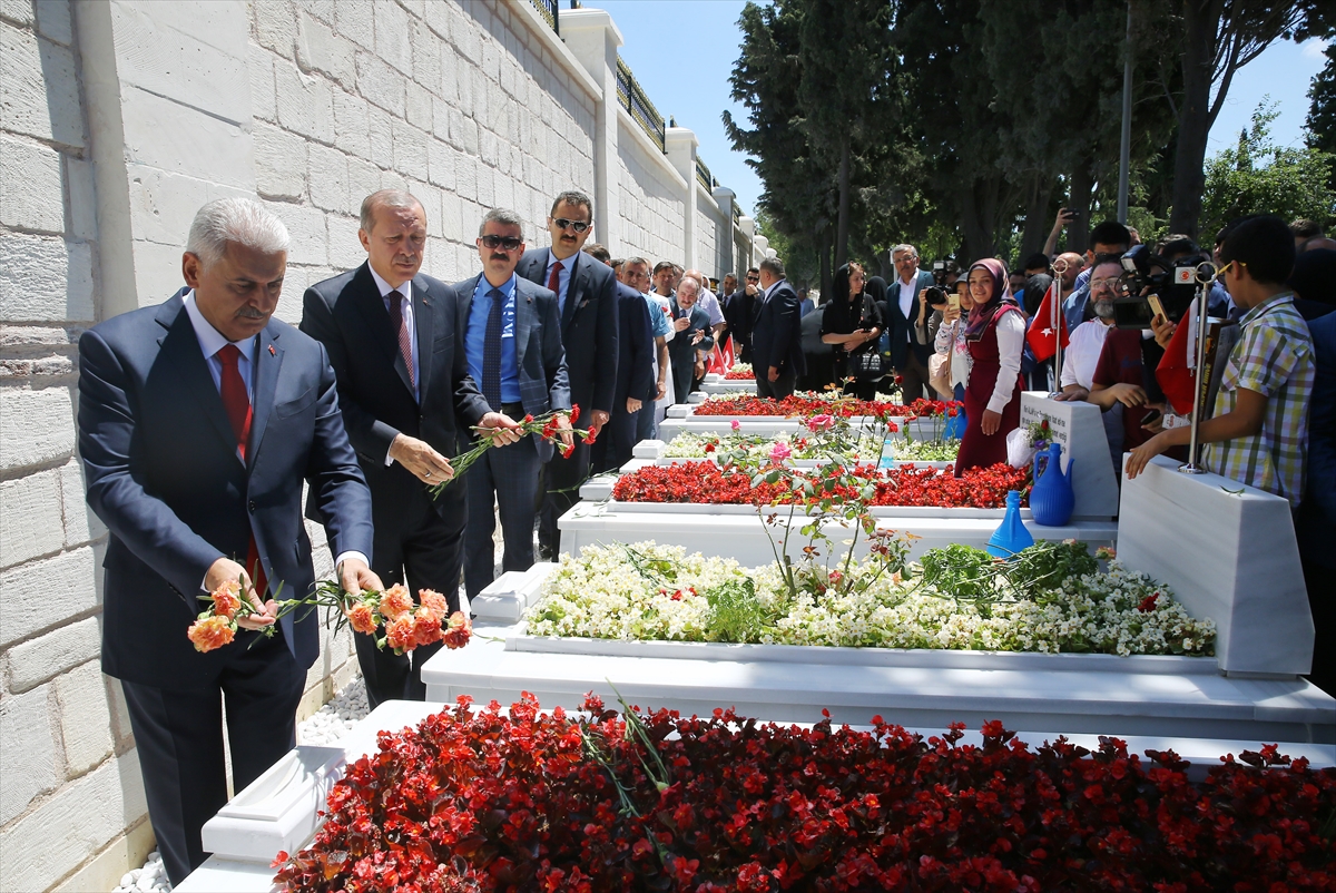 Erdoğan ve Yıldırım 15 Temmuz şehitliğine ziyaret - 933