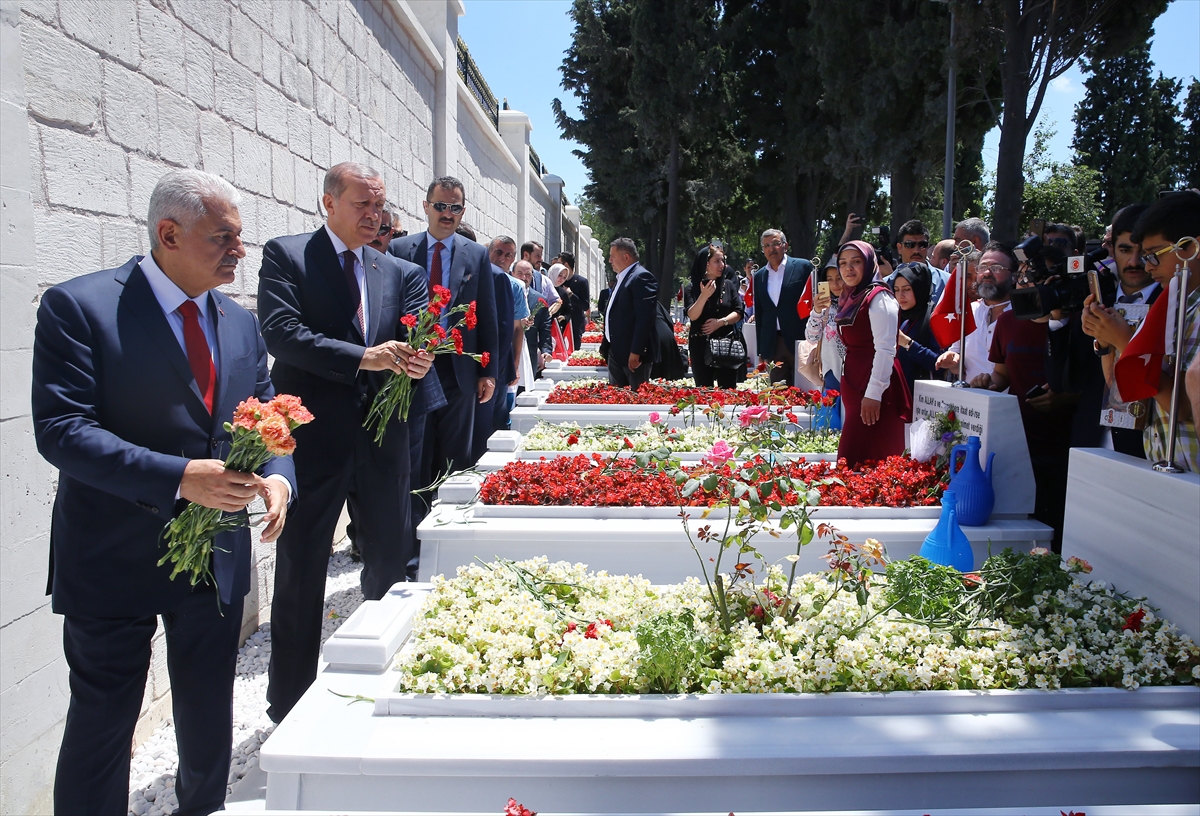 Erdoğan ve Yıldırım 15 Temmuz şehitliğine ziyaret - 938