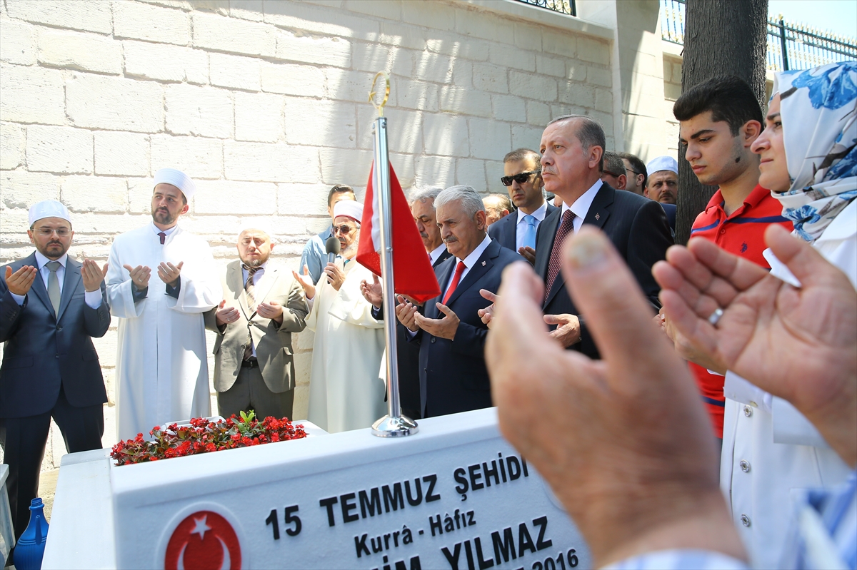 Erdoğan ve Yıldırım 15 Temmuz şehitliğine ziyaret - 918
