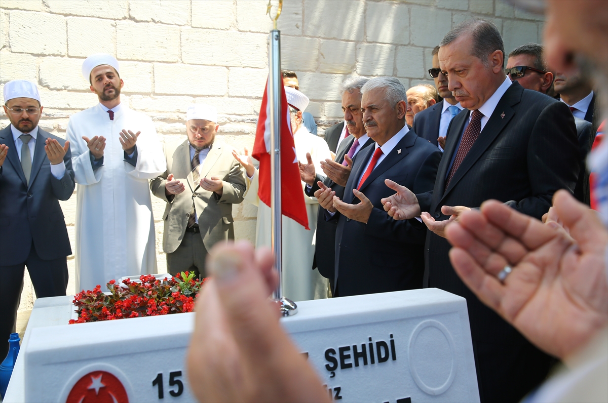 Erdoğan ve Yıldırım 15 Temmuz şehitliğine ziyaret - 908