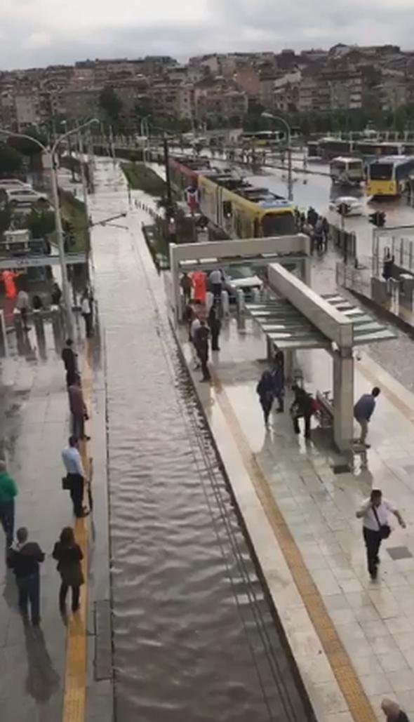 İstanbul'u yağmur vurdu! İşte fotoğraflar! - 34