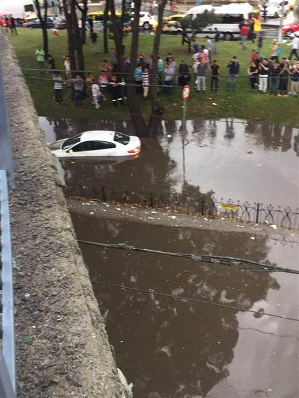 İstanbul'u yağmur vurdu! İşte fotoğraflar! - 14