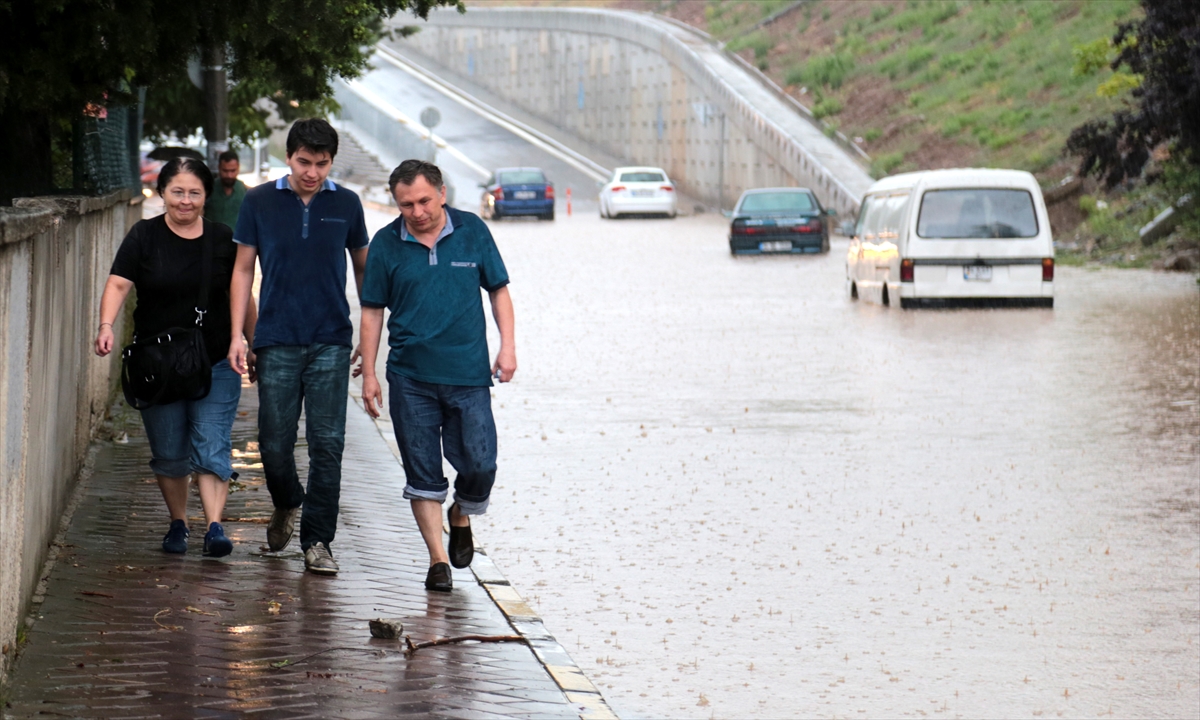 İstanbul'u yağmur vurdu! İşte fotoğraflar! - 708
