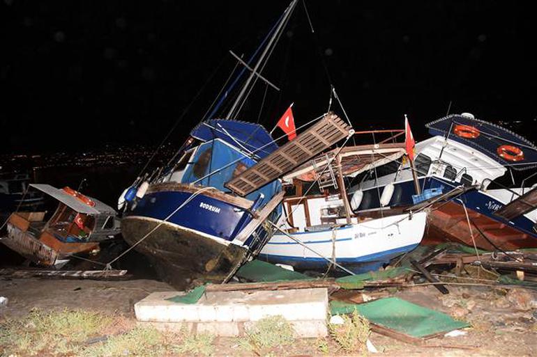 Bodrum'da deprem sonrasında deniz yükseldi, araçlar sürüklendi! - 2