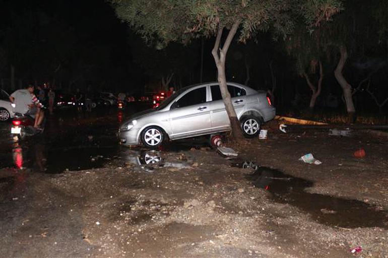 Bodrum'da deprem sonrasında deniz yükseldi, araçlar sürüklendi! - 3