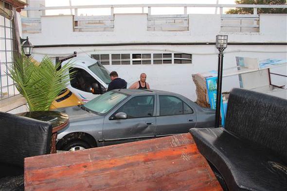 Bodrum'da deprem sonrasında deniz yükseldi, araçlar sürüklendi! - 65