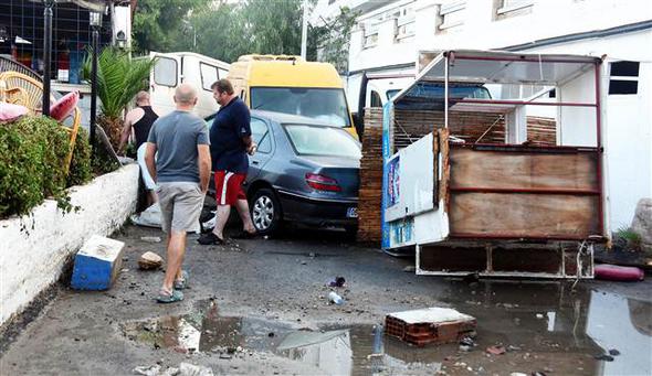 Bodrum'da deprem sonrasında deniz yükseldi, araçlar sürüklendi! - 905