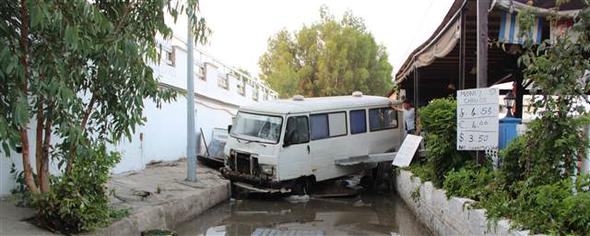Bodrum'da deprem sonrasında deniz yükseldi, araçlar sürüklendi! - 61
