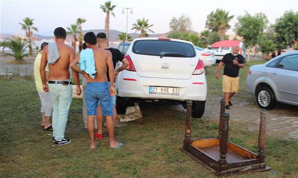 Bodrum'da deprem sonrasında deniz yükseldi, araçlar sürüklendi! - 67