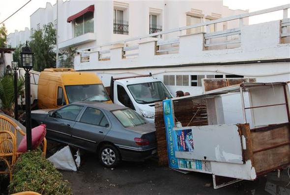 Bodrum'da deprem sonrasında deniz yükseldi, araçlar sürüklendi! - 69