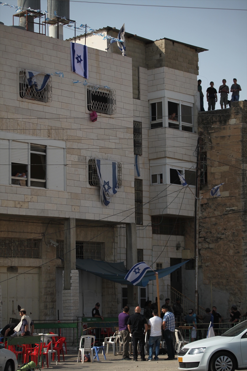 Yahudi yerleşimciler Filistinlilere ait bir binaya el koydu - 745