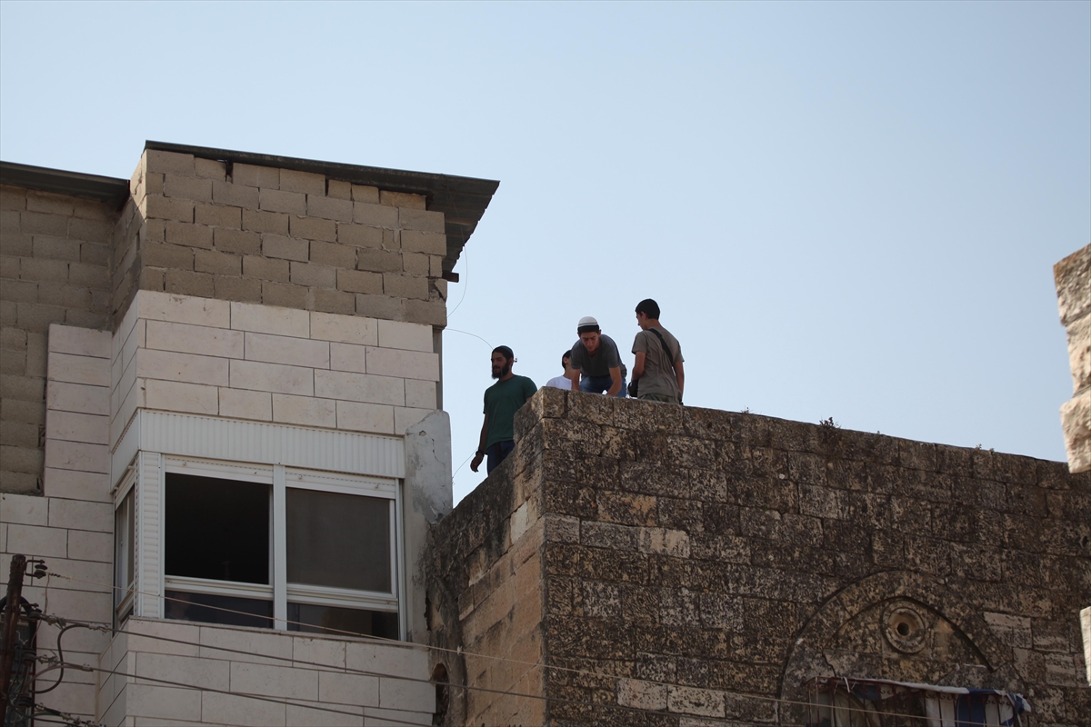 Yahudi yerleşimciler Filistinlilere ait bir binaya el koydu - 825