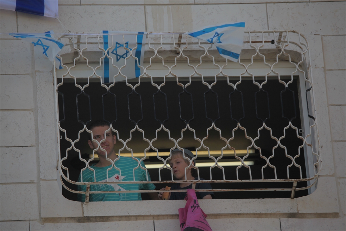 Yahudi yerleşimciler Filistinlilere ait bir binaya el koydu - 863