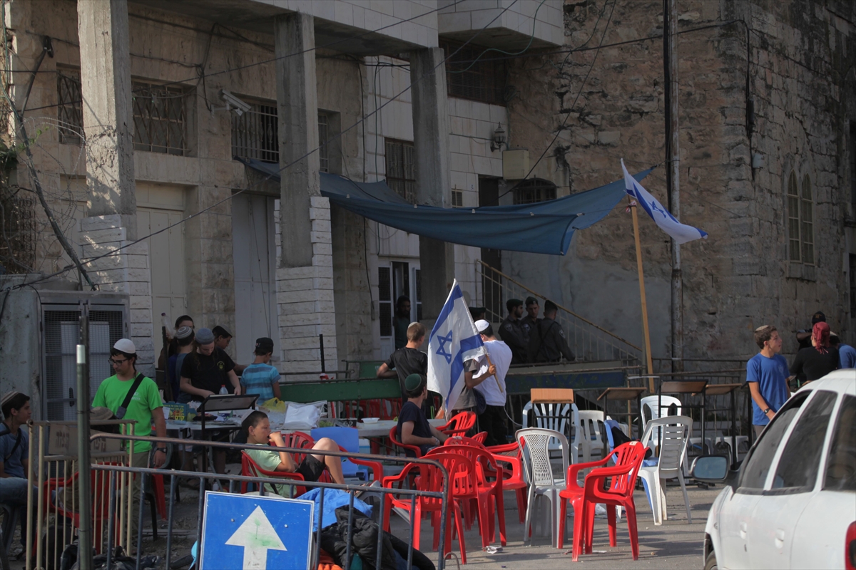 Yahudi yerleşimciler Filistinlilere ait bir binaya el koydu - 939