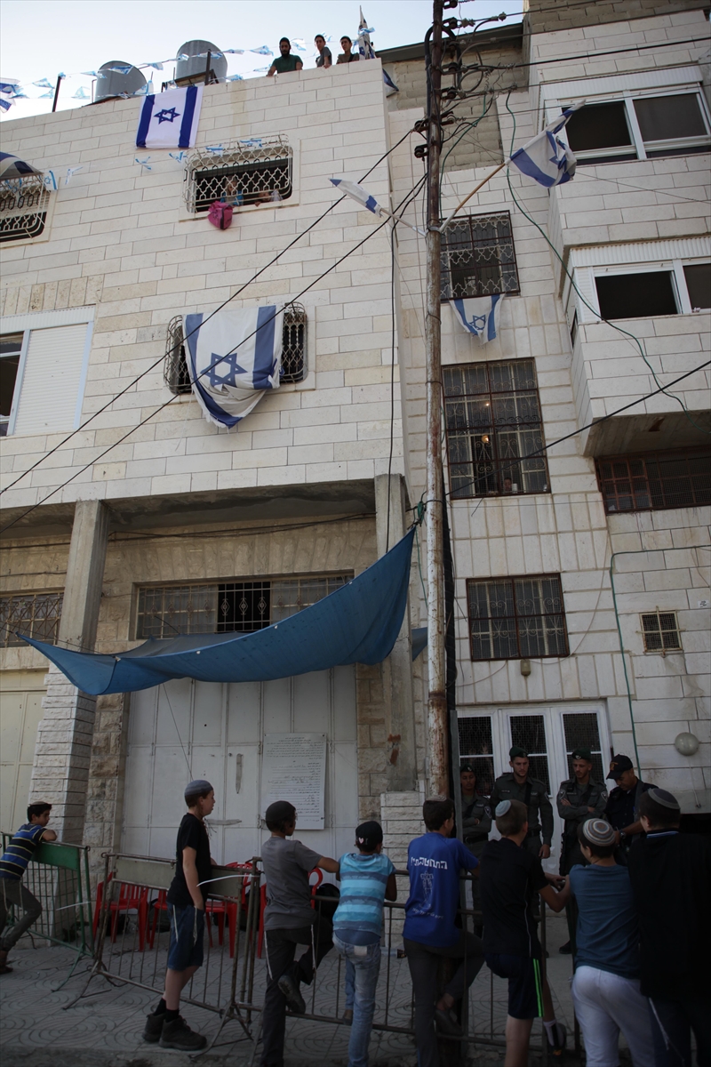 Yahudi yerleşimciler Filistinlilere ait bir binaya el koydu - 542