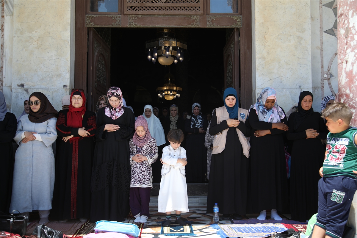 İsrail geri adım attıktan sonra Mescid-i Aksa'da ilk cuma - 0