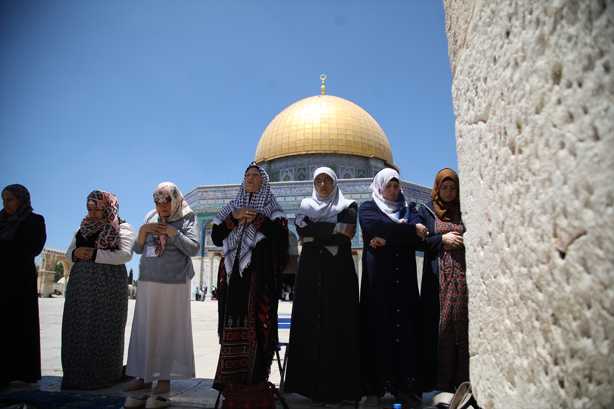 İsrail geri adım attıktan sonra Mescid-i Aksa'da ilk cuma - 0