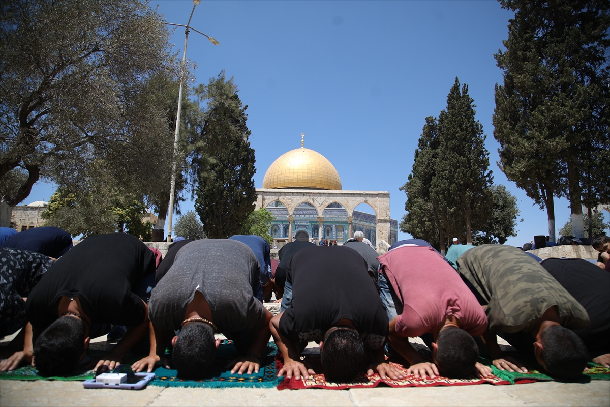 İsrail geri adım attıktan sonra Mescid-i Aksa'da ilk cuma - 0