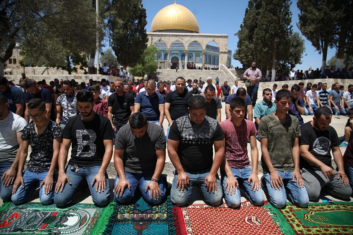 İsrail geri adım attıktan sonra Mescid-i Aksa'da ilk cuma - 0