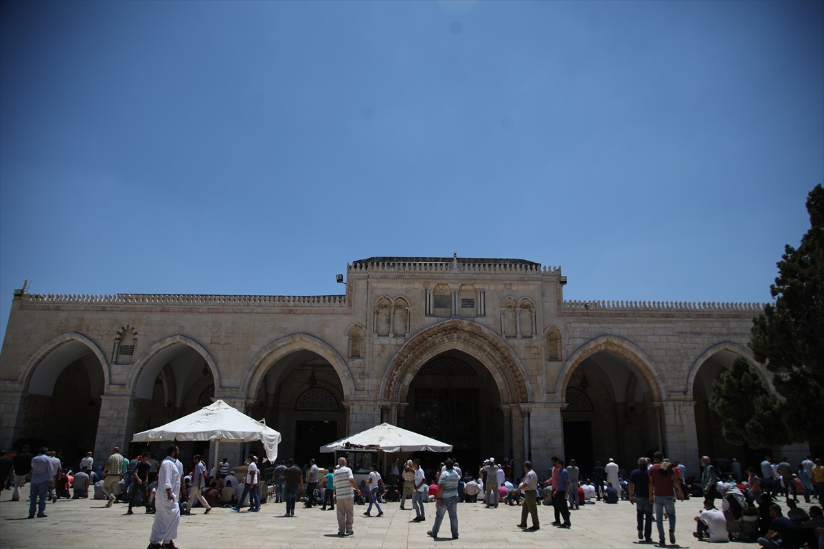 İsrail geri adım attıktan sonra Mescid-i Aksa'da ilk cuma - 0