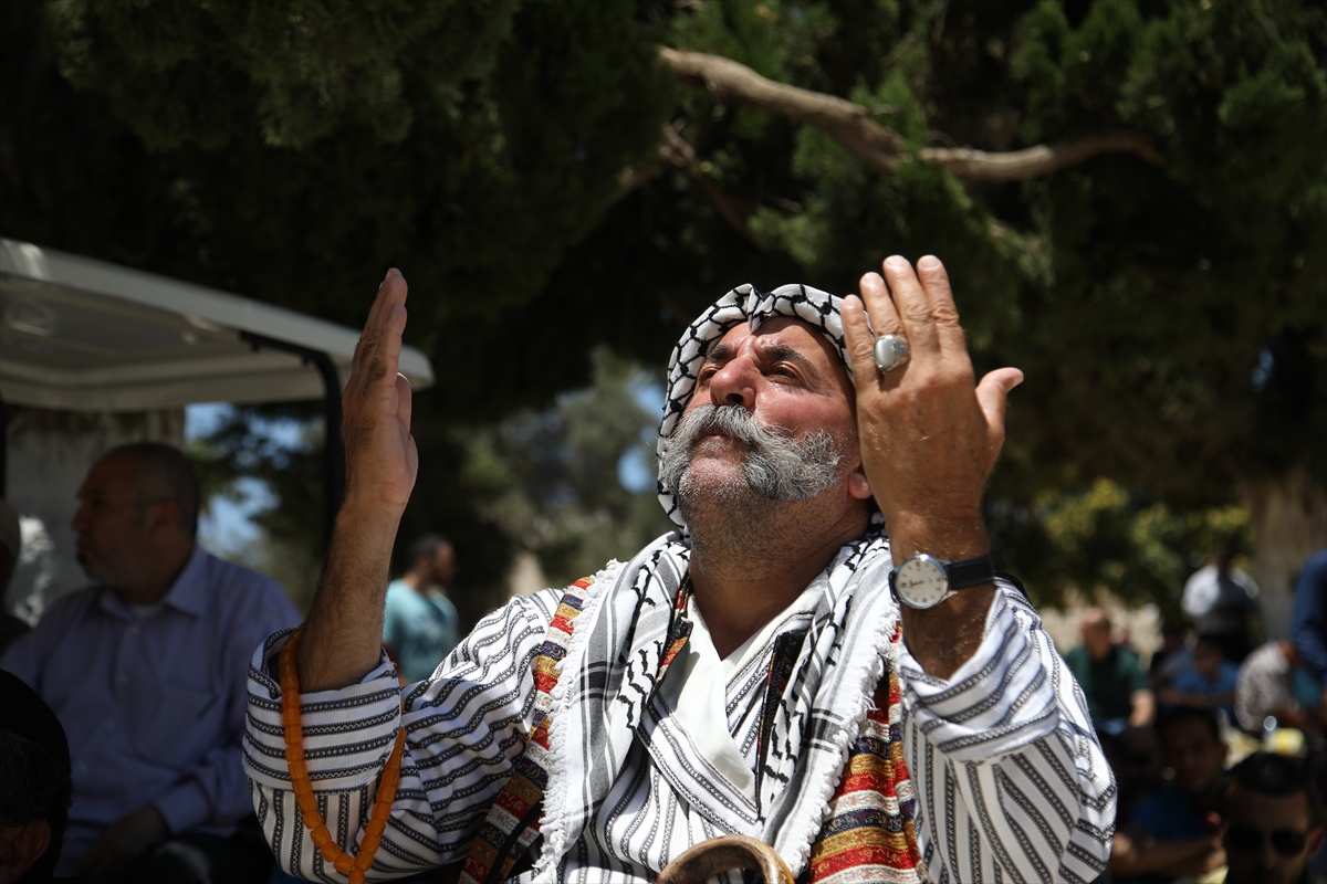 İsrail geri adım attıktan sonra Mescid-i Aksa'da ilk cuma - 0