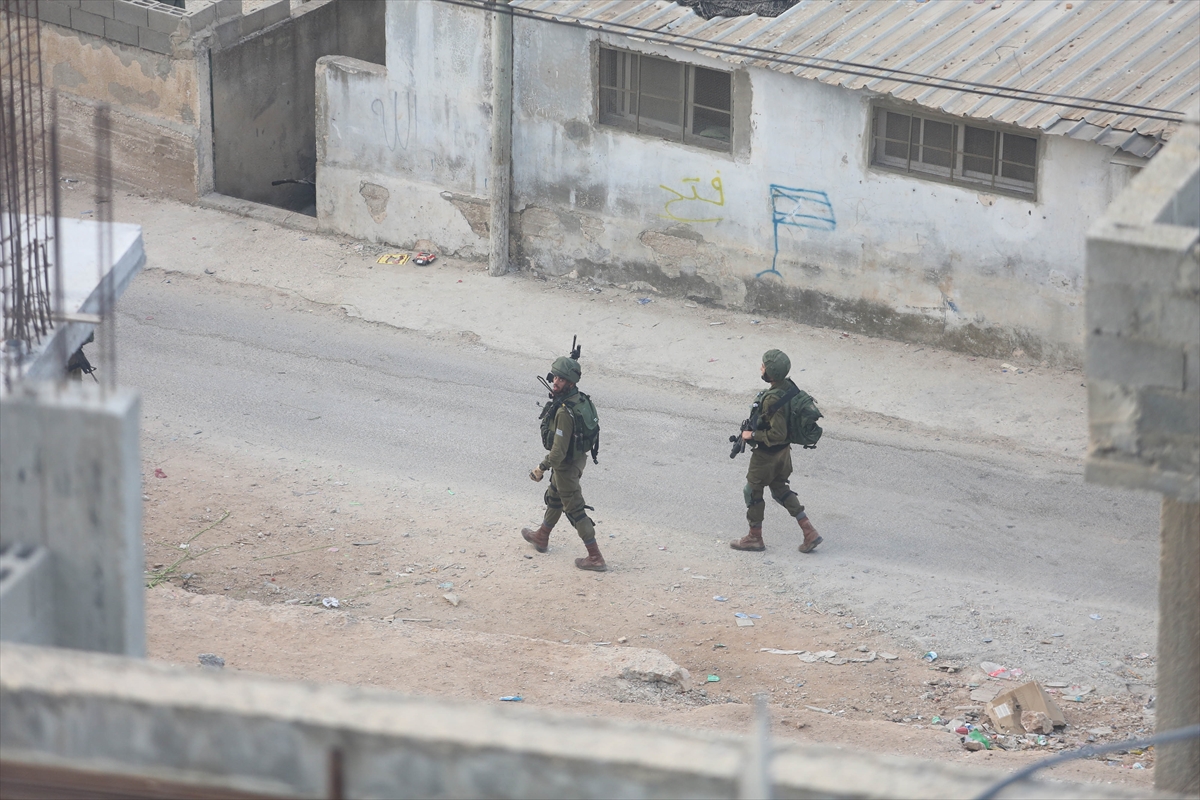 İsrail askerleri Filistinli 2 ailenin evini yıktı - 0