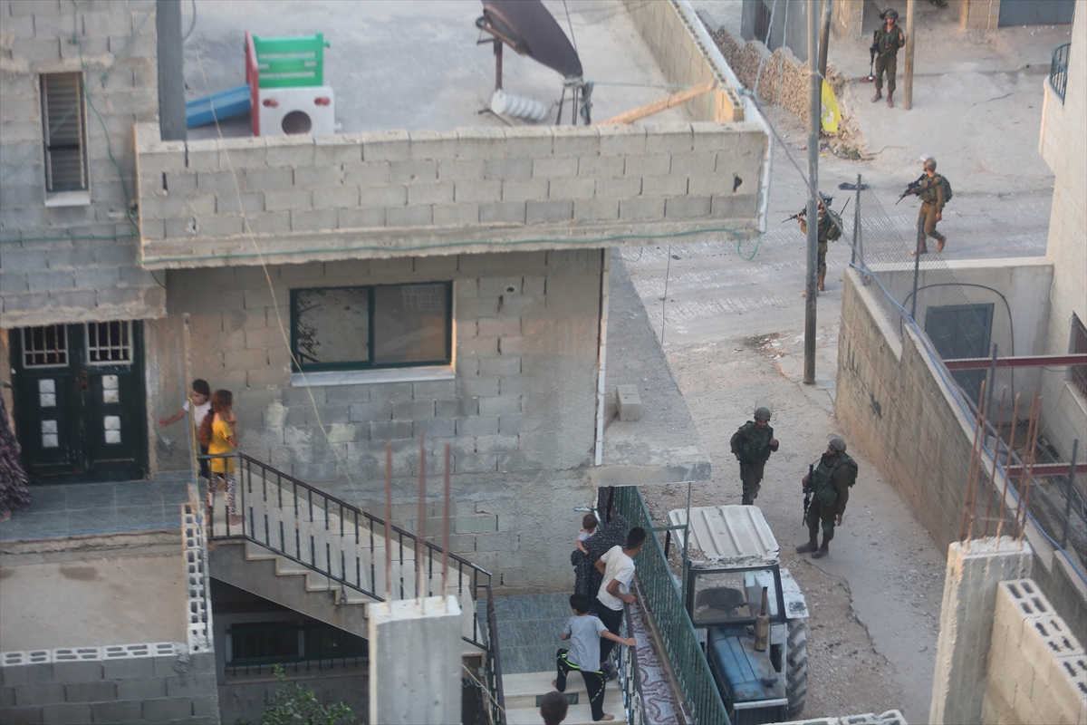 İsrail askerleri Filistinli 2 ailenin evini yıktı - 0