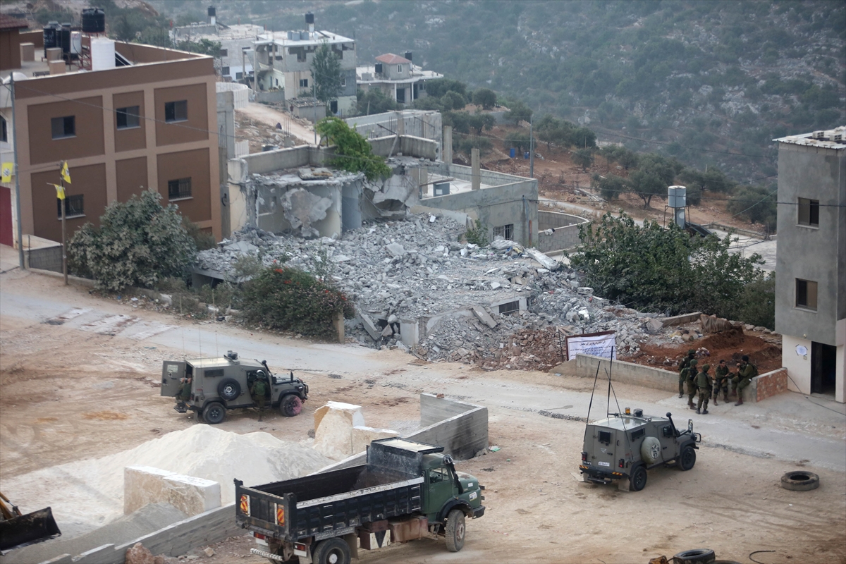 İsrail askerleri Filistinli 2 ailenin evini yıktı - 0
