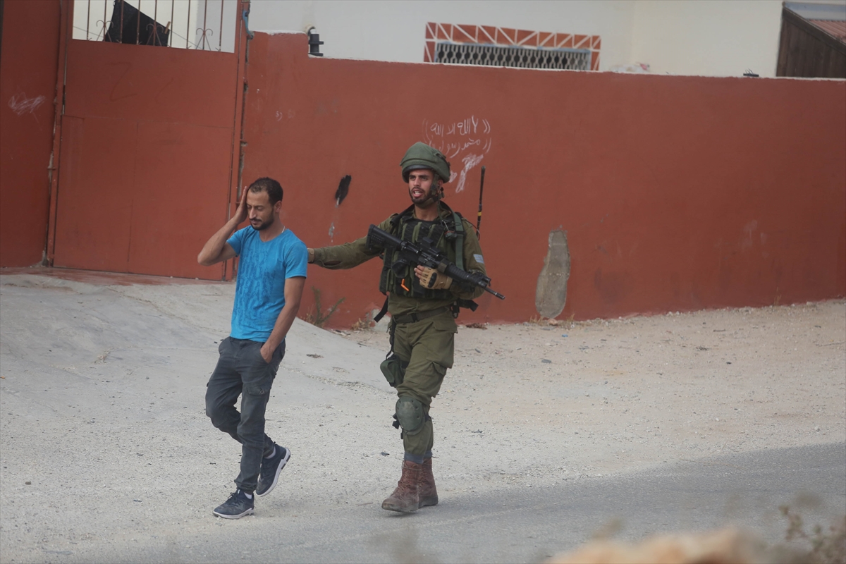 İsrail askerleri Filistinli 2 ailenin evini yıktı - 0